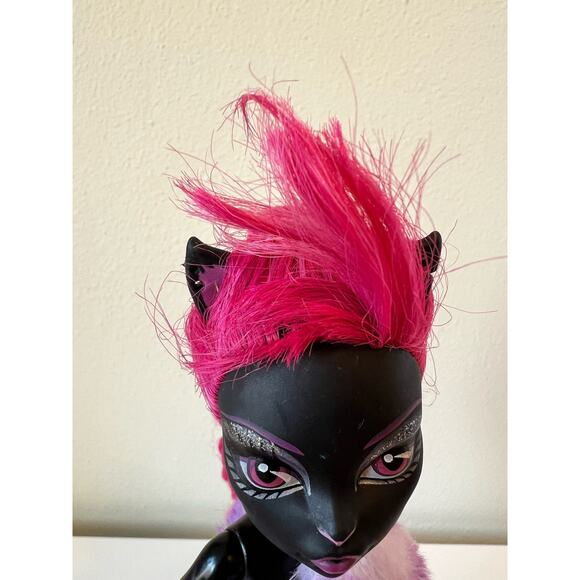 Monster High Doll Catty Noir Ghoulebrities in Londoom 2011 - Picture 6 of 6